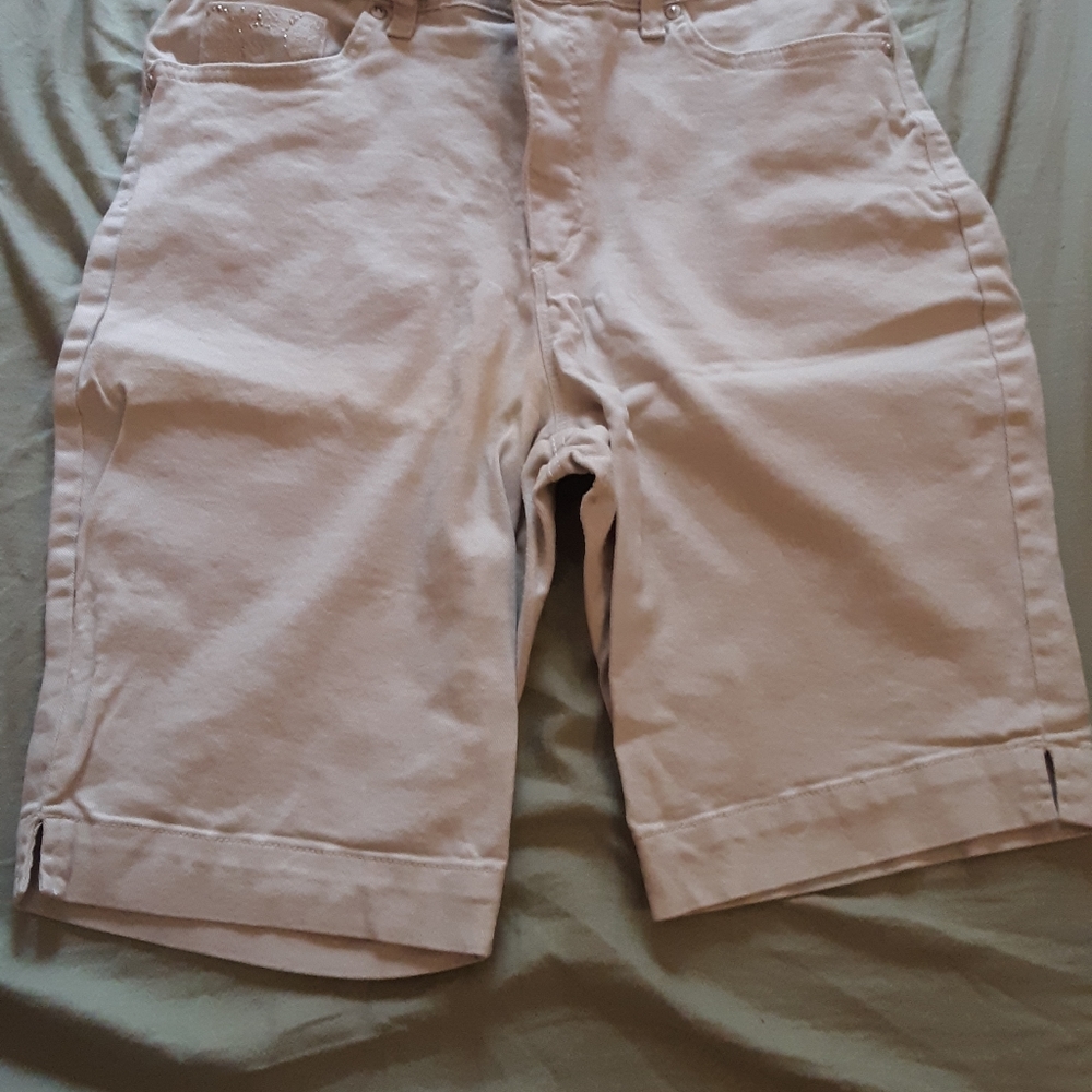 Gloria Vanderbilt Capris (Size 10) Beige and Shim